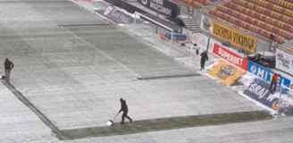 Filmik z ''ODŚNIEŻANIA'' murawy w Białymstoku stał się OGÓLNOŚWIATOWYM VIRALEM xD [VIDEO]